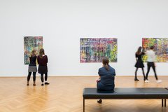 Besucher betrachten Gemälde