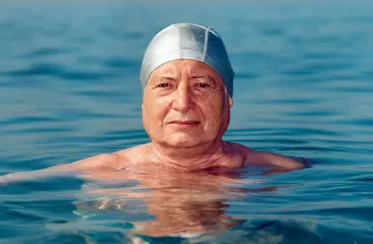 Albrecht Tübke, Heads #09, 2007 ein Mann schwimmend im Wasser mit Badekappe