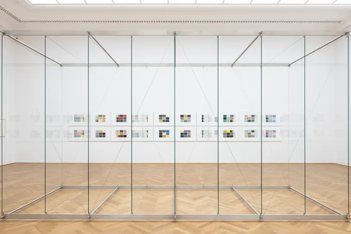 Raum mit Kunstwerken an der Wand