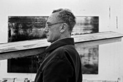 Gerhard Richter im Seitenprofil, trägt Material auf seiner Schulter