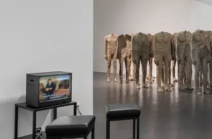 Ausstellungsansicht CZAS NASZ — UNSERE ZEIT — OUR TIME Eine Installation mit leblosen Körpern