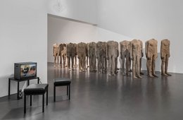 Ausstellungsansicht CZAS NASZ — UNSERE ZEIT — OUR TIME Eine Installation mit leblosen Körpern