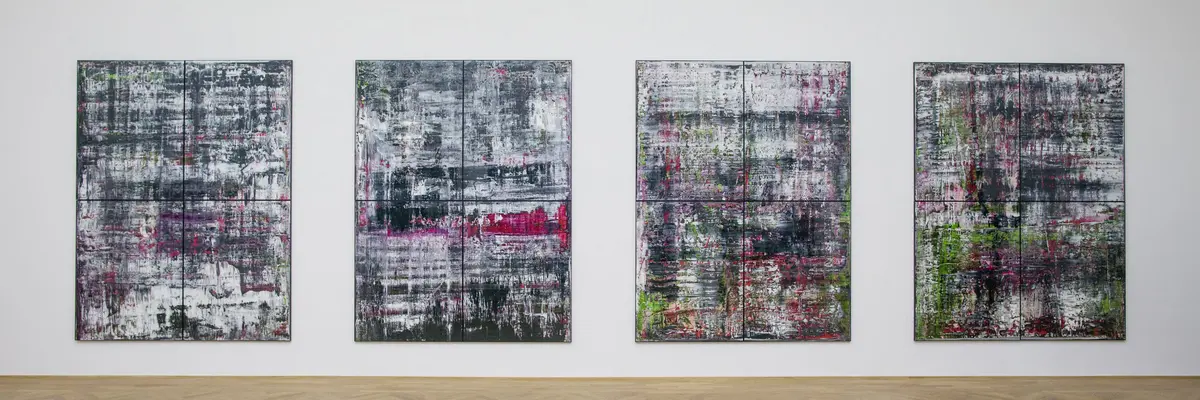 Fotografie mit vier abstrakten Bildern von Gerhard Richter