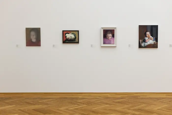 vier Gemälde von Gerhard Richter, dargestellt sind Kinder und ein Baby