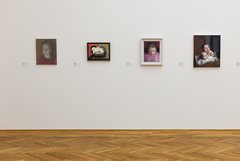 vier Gemälde von Gerhard Richter, dargestellt sind Kinder und ein Baby