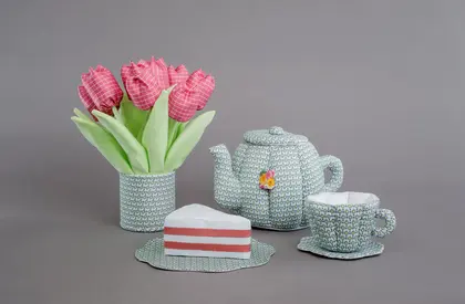 Sybille Glöß, Genähtes Teeservice und Tulpenstrauß, Memmendorf 2017 Blumen in Vase, Teekanne, Teetasse und ein Stück Kuchen