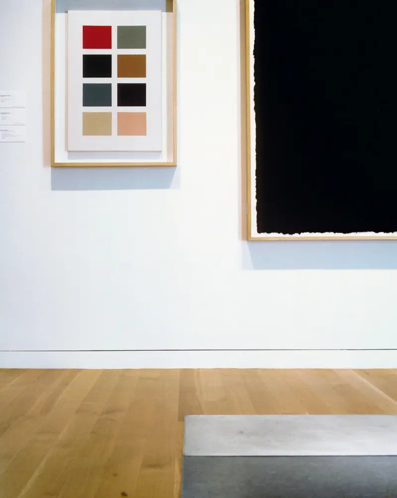 Eine Ausstellungsansicht mit einem Werk