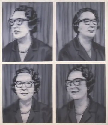 Portrait einer älteren Dame mit Brille, leicht verschwommen, in vier verschiedenen Posen