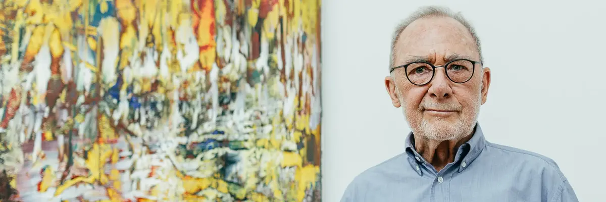 Der Künstler Gerhard Richter vor einem seiner Werke
