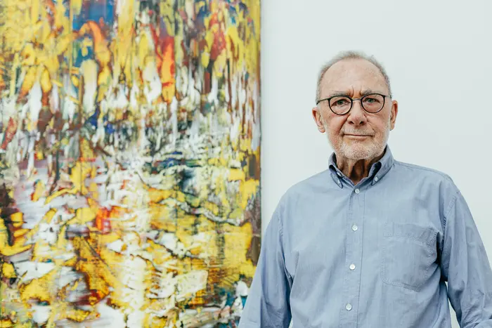 Der Künstler Gerhard Richter vor einem seiner Werke