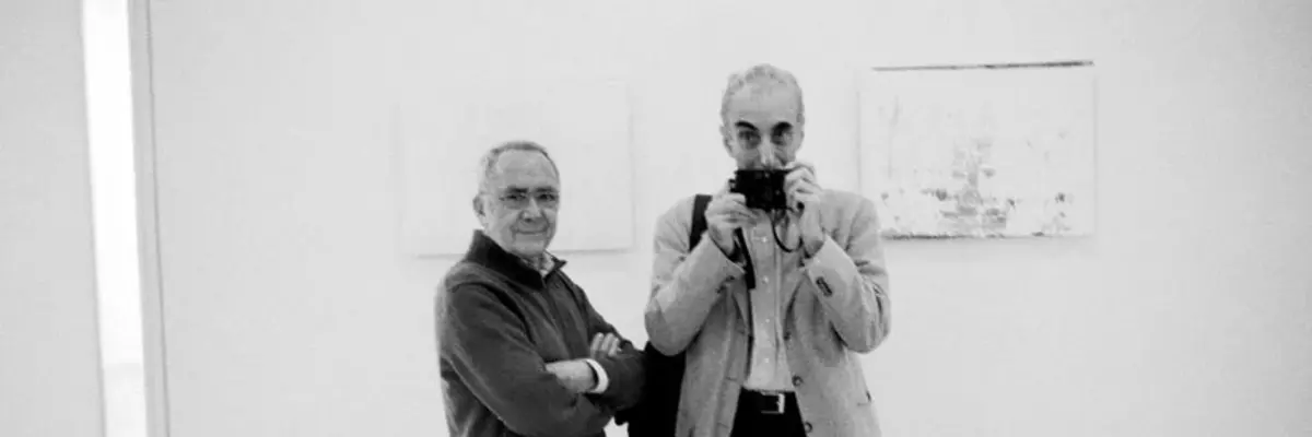 Gerhard Richter neben Benjamin Katz vor einem Spiegel, Katz macht das Foto