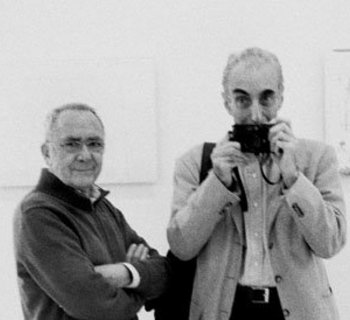 Gerhard Richter neben Benjamin Katz vor einem Spiegel, Katz macht das Foto