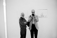 Gerhard Richter neben Benjamin Katz vor einem Spiegel, Katz macht das Foto
