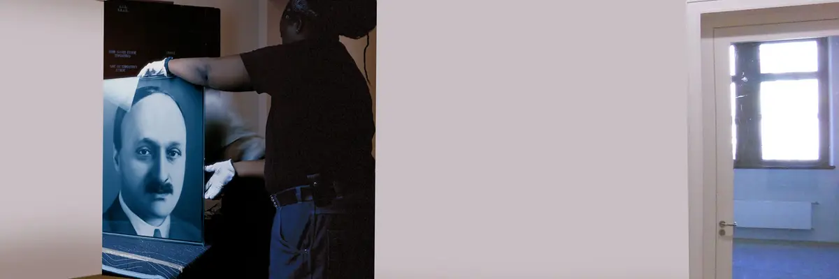 Eine Ausstellungsansicht mit einem lebensgroßen Foto