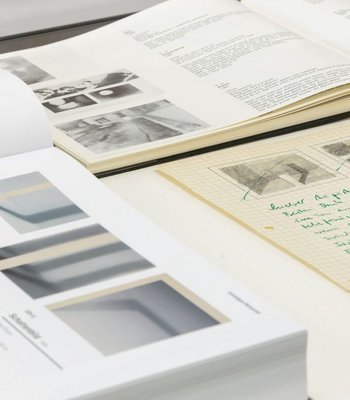 Eine Vitrine mit Ausstellungskatalogen