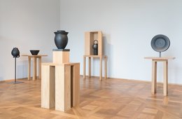 Sonderausstellung „Amor Bucaro. Keramiken von Linde Burkhardt“ im Kunstgewerbemuseum in Schloss Pillnitz Keramiken auf Sockeln und Tischen