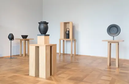 Sonderausstellung „Amor Bucaro. Keramiken von Linde Burkhardt“ im Kunstgewerbemuseum in Schloss Pillnitz Keramiken auf Sockeln und Tischen