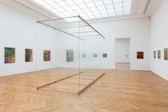 Ausstellungsansicht (Gemälde an der Wand, mittig im Raum Installation aus Glas)
