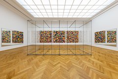 Ausstellungsansicht mit Blick auf Glaskonstruktion vor einem Bild aus Farbfeldern