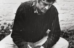 Marcel Broodthaers, La Pluie (Projet pour un texte), 1969 In der Videoarbeit versucht ein Künstler versucht zu zeichnen, während es unentwegt über ihn hinabregnet.