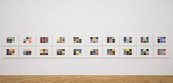 Gerhard Richter, 180 Farben (301/1-20) eine Wand mit vielen kleinen bunten Bildern an der Wand