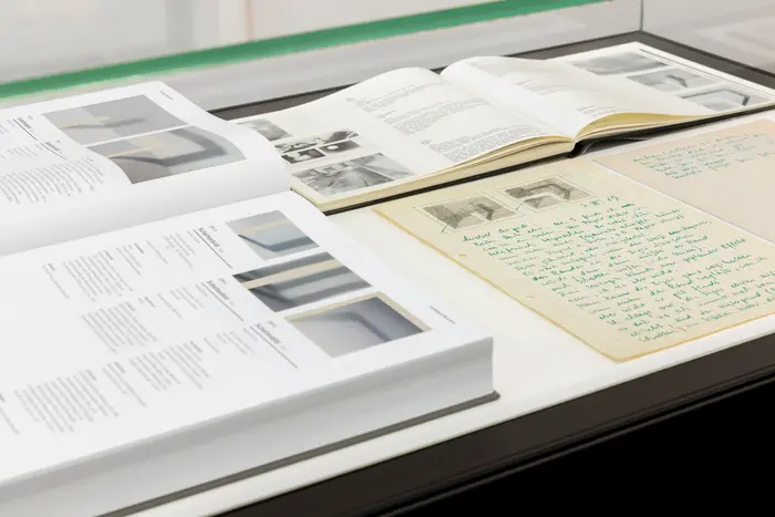 Eine Vitrine mit Ausstellungskatalogen