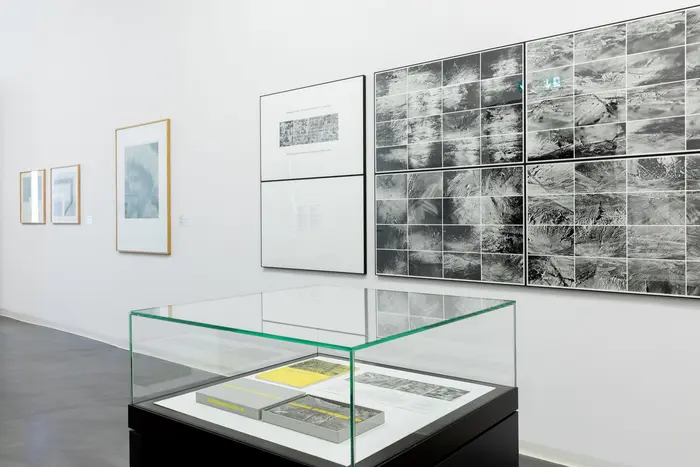 Eine Ausstellungsansicht mit fotografischen Arbeiten 