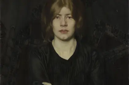 Frau, die eine Zigarette in der Hand hält