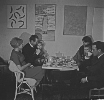 Gerhard Richter und Sigmar Pole mit Familien beim Kaffee