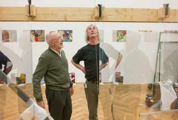 Gerhard Richter steht neben einem Handwerker, der an einer noch nicht fertig aufgebauten Installation hochschaut