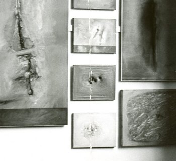 Wand mit Bildern von Gerhard Richter während des Akademierundgangs, Düsseldorf, im Februar 1962 (rechts im Bild Manfred Kuttner)