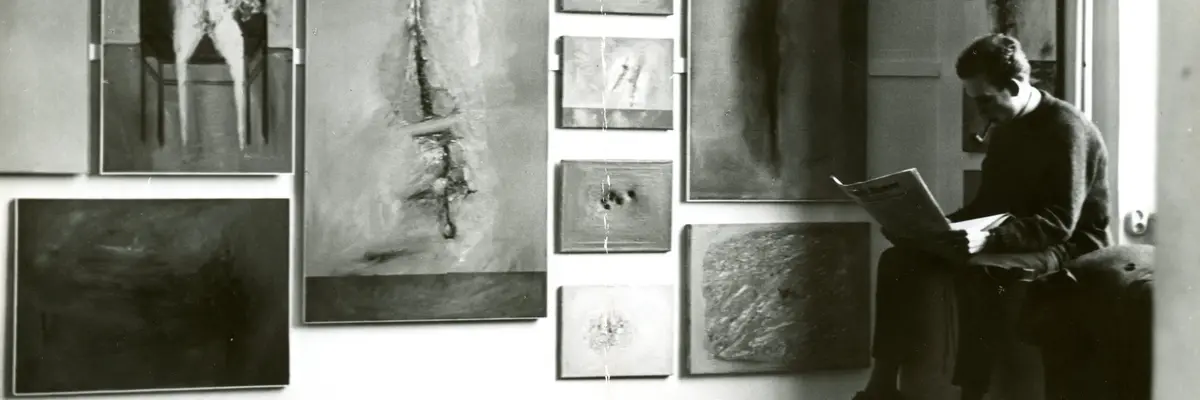 Wand mit Bildern von Gerhard Richter während des Akademierundgangs, Düsseldorf, im Februar 1962 (rechts im Bild Manfred Kuttner)