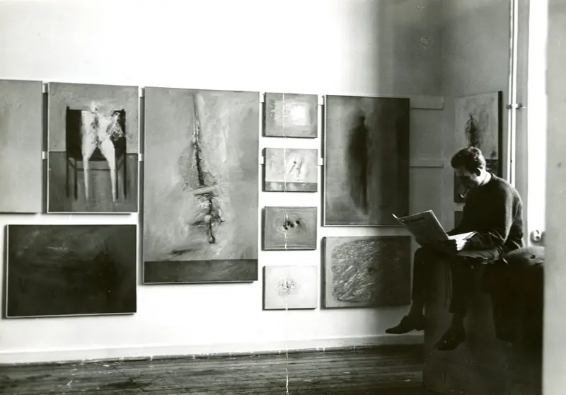 Wand mit Bildern von Gerhard Richter während des Akademierundgangs, Düsseldorf, im Februar 1962 (rechts im Bild Manfred Kuttner)