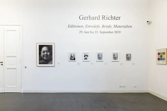 Eine Ausstellungsansicht mit kleinen Arbeiten von Gerhard Richter