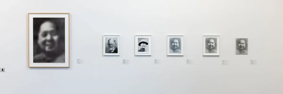 Eine Ausstellungsansicht mit kleinen Arbeiten von Gerhard Richter
