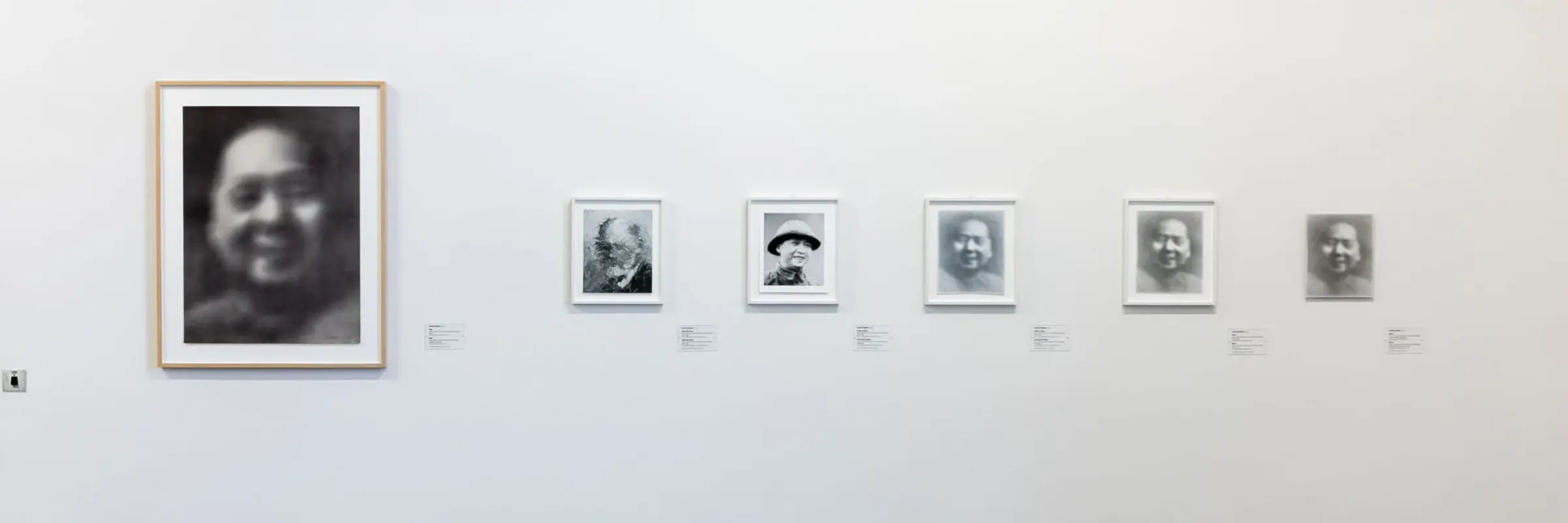 Eine Ausstellungsansicht mit kleinen Arbeiten von Gerhard Richter